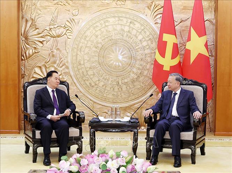 Party leader To Lam receives Lao official in Hanoi